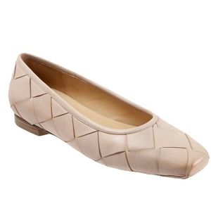 Trotters Women's Woven Ballet Flat in Nude